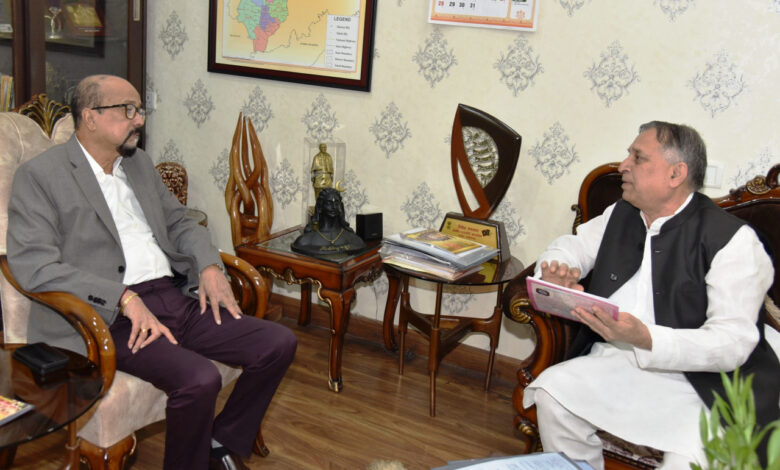 राज्यपाल डेका से कावडिय़ा ने की भेंट राज्यपाल डेका से कावडिय़ा ने की भेंट