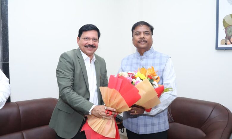 वन मंत्री कश्यप से एसईसीएल के सीएमडी ने की सौजन्य भेंट