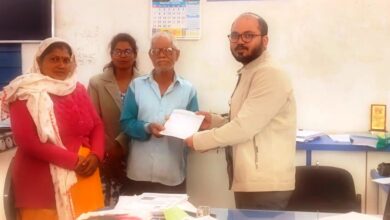 महिला समूह की सदस्य के परिजन को मिला दो लाख का लाभ