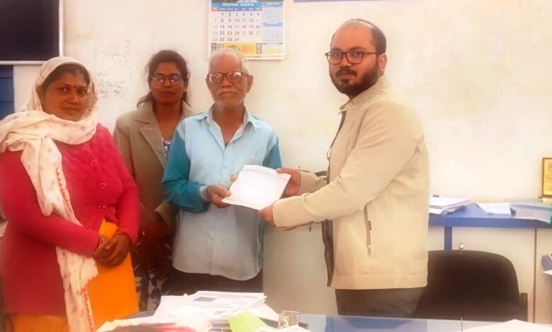 महिला समूह की सदस्य के परिजन को मिला दो लाख का लाभ