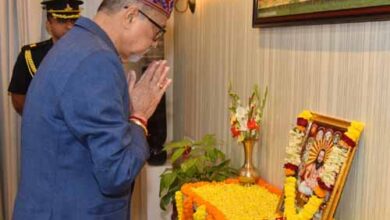 राज्यपाल डेका ने संत बाबा गुरु घासीदास जयंती पर पुष्पांजलि अर्पित की राज्यपाल डेका ने संत बाबा गुरु घासीदास जयंती पर पुष्पांजलि अर्पित की