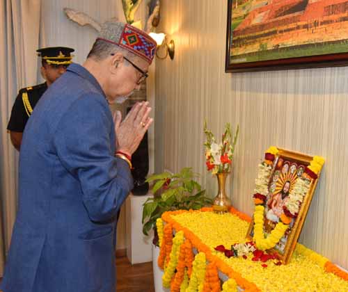 राज्यपाल डेका ने संत बाबा गुरु घासीदास जयंती पर पुष्पांजलि अर्पित की राज्यपाल डेका ने संत बाबा गुरु घासीदास जयंती पर पुष्पांजलि अर्पित की