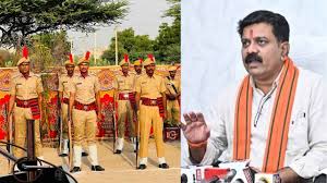 छत्तीसगढ़ में मंत्रीगणों एवं पुलिस अधिकारियों को गॉर्ड ऑफ ऑनर दिए जाने की परंपरा समाप्त छत्तीसगढ़ में मंत्रीगणों एवं पुलिस अधिकारियों को गॉर्ड ऑफ ऑनर दिए जाने की परंपरा समाप्त