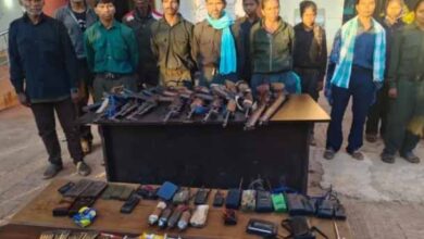 1 करोड़ के इनामी सीसीएम रामधेर सहित 11 नक्सलियों ने किया आत्मसमर्पण 1 करोड़ के इनामी सीसीएम रामधेर सहित 11 नक्सलियों ने किया आत्मसमर्पण