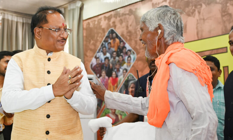 समाज के अंतिम व्यक्ति के कल्याण के लिए शासन प्रतिबद्ध : मुख्यमंत्री साय समाज के अंतिम व्यक्ति के कल्याण के लिए शासन प्रतिबद्ध : मुख्यमंत्री साय