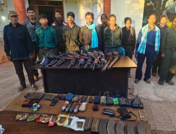 1 करोड़ के इनामी सीसीएम रामधेर सहित 11 नक्सलियों ने किया आत्मसमर्पण 1 करोड़ के इनामी सीसीएम रामधेर सहित 11 नक्सलियों ने किया आत्मसमर्पण