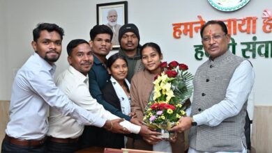 शासकीय आदर्श पोस्ट मैट्रिक आदिवासी बालक छात्रावास के प्रतिनिधिमंडल ने की सीएम से सौजन्य मुलाकात शासकीय आदर्श पोस्ट मैट्रिक आदिवासी बालक छात्रावास के प्रतिनिधिमंडल ने की सीएम से सौजन्य मुलाकात