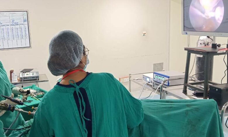 जिला चिकित्सालय बलरामपुर में लेप्रोस्कोपिक पद्धति से 18 महिलाओं की हुई सफल नसबंदी