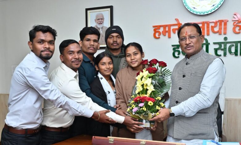 शासकीय आदर्श पोस्ट मैट्रिक आदिवासी बालक छात्रावास के प्रतिनिधिमंडल ने की सीएम से सौजन्य मुलाकात शासकीय आदर्श पोस्ट मैट्रिक आदिवासी बालक छात्रावास के प्रतिनिधिमंडल ने की सीएम से सौजन्य मुलाकात