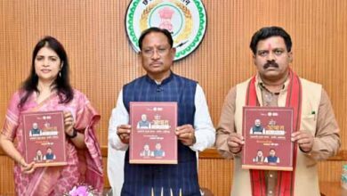 मुख्यमंत्री साय ने कॉफी टेबल बुक का किया अनावरण मुख्यमंत्री साय ने कॉफी टेबल बुक का किया अनावरण