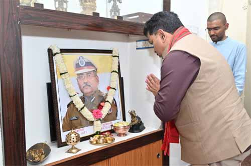 उप मुख्यमंत्री शर्मा ने आईपीएस अधिकारी पांडेय को दी श्रद्धांजलि
