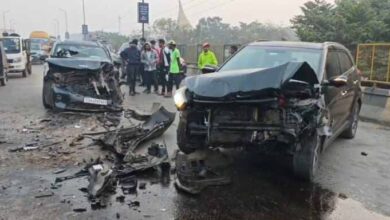 मोवा ओवरब्रिज पर दो कारों की हुई आमने-सामने भिड़ंत, 3 घायल