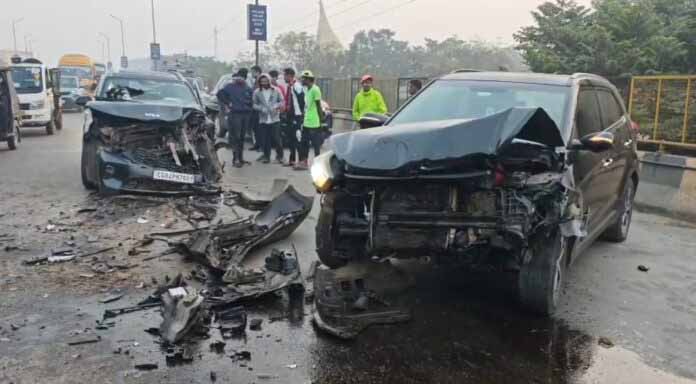 मोवा ओवरब्रिज पर दो कारों की हुई आमने-सामने भिड़ंत, 3 घायल मोवा ओवरब्रिज पर दो कारों की हुई आमने-सामने भिड़ंत, 3 घायल