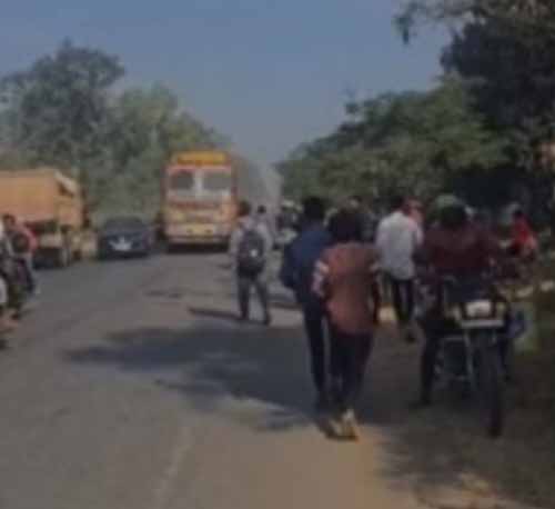 तेज रफ्तार हाइवा-बाइक की टक्कर में बाईक सवार दो गंभीर तेज रफ्तार हाइवा-बाइक की टक्कर में बाईक सवार दो गंभीर