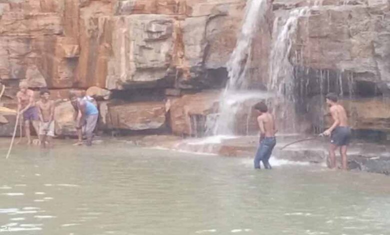 नरहरा जलप्रपात में डूबा रायपुर का युवक, मौत नरहरा जलप्रपात में डूबा रायपुर का युवक, मौत