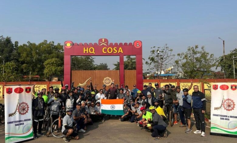 कोसा ने सैन्य-नागरिक तालमेल दर्शाती विजय दिवस रैली का नेतृत्व किया कोसा ने सैन्य-नागरिक तालमेल दर्शाती विजय दिवस रैली का नेतृत्व किया