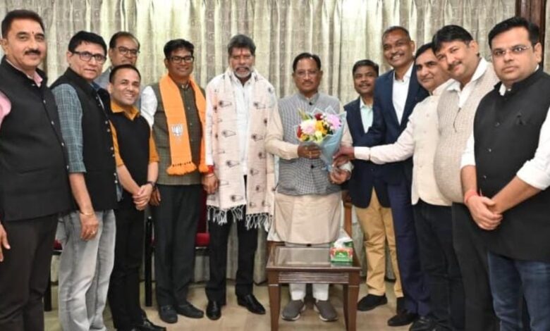 नई गाइडलाइन दरों पर प्रतिनिधिमंडल ने CM से की मुलाकात नई गाइडलाइन दरों पर प्रतिनिधिमंडल ने CM से की मुलाकात