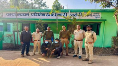 पटवारी और इंजीनियर एयरगन-चाकू सहित जंगल में पकड़े गए