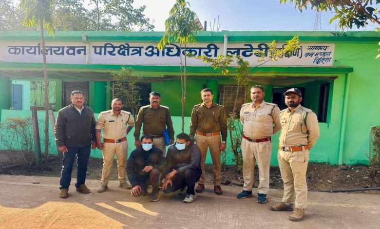 पटवारी और इंजीनियर एयरगन-चाकू सहित जंगल में पकड़े गए पटवारी और इंजीनियर एयरगन-चाकू सहित जंगल में पकड़े गए