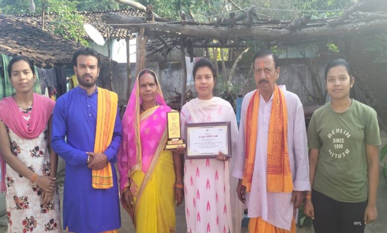 धुरुवागुड़ी की खेमेश्वरी तिवारी बनी प्रदेश की सर्वश्रेष्ठ बैंक सखी