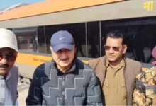 अनुपम खेर पहुंचे खजुराहो, फ्लाइट कैंसिल के बाद वंदे भारत एक्सप्रेस से