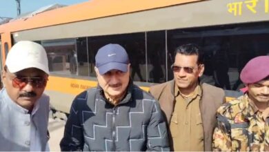 अनुपम खेर पहुंचे खजुराहो, फ्लाइट कैंसिल के बाद वंदे भारत एक्सप्रेस से