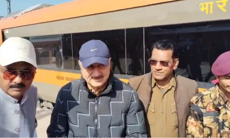 अनुपम खेर पहुंचे खजुराहो, फ्लाइट कैंसिल के बाद वंदे भारत एक्सप्रेस से