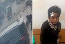 स्कूल जाने वाला बच्चा ऑटो से गिरा, प्रशासन ने अभी तक कोई बयान नहीं दिया