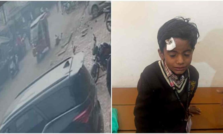 स्कूल जाने वाला बच्चा ऑटो से गिरा, प्रशासन ने अभी तक कोई बयान नहीं दिया
