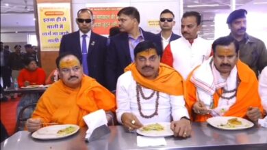 CM और केंद्रीय मंत्री ने महाकाल अन्न क्षेत्र में श्रद्धालुओं के साथ प्रसाद ग्रहण किया