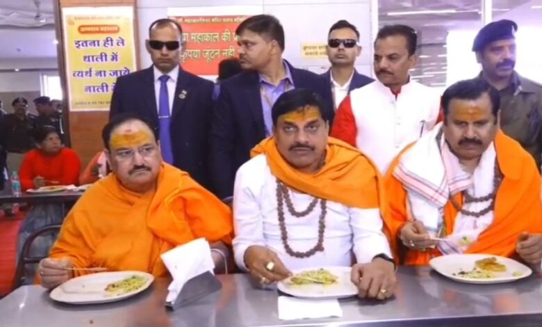 CM और केंद्रीय मंत्री ने महाकाल अन्न क्षेत्र में श्रद्धालुओं के साथ प्रसाद ग्रहण किया