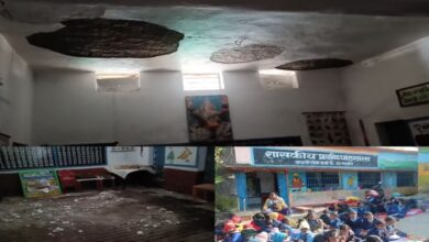 खुले आसमान के नीचे पढ़ने को मजबूर बच्चे, स्कूल भवन जर्जर