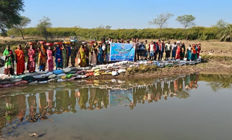 सामूहिक श्रमदान से मजबूत हो रहा जल संरक्षण, बोरी बंधान निर्माण से बढ़ी वर्षा जल संचयन क्षमता