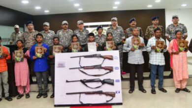 विनोद सैयाना सहित गढ़चिरौली से कांकेर तक 15 इनामी नक्सलियों ने डाले हथियार विनोद सैयाना सहित गढ़चिरौली से कांकेर तक 15 इनामी नक्सलियों ने डाले हथियार