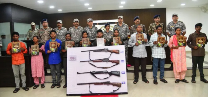 विनोद सैयाना सहित गढ़चिरौली से कांकेर तक 15 इनामी नक्सलियों ने डाले हथियार विनोद सैयाना सहित गढ़चिरौली से कांकेर तक 15 इनामी नक्सलियों ने डाले हथियार