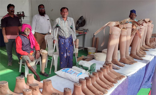 जयपुर पैर व कृत्रिम हाथ का अस्थायी वर्कशॉप तैयार – लखनऊ व इंदौर की टीमें पहुंची