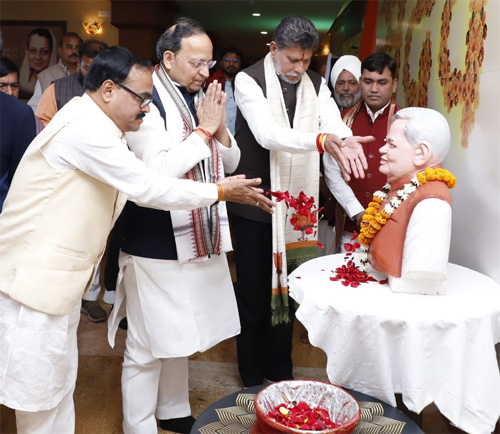 भाजपा राष्ट्रीय महामंत्री सिंह ने किया अटल जी को पुष्पांजलि अर्पित भाजपा राष्ट्रीय महामंत्री सिंह ने किया अटल जी को पुष्पांजलि अर्पित