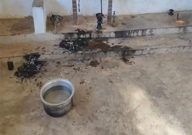 कानागांव शीतला मंदिर में तोड़-फोड़ व आगजनी से तनाव की स्थिति बनी कानागांव शीतला मंदिर में तोड़-फोड़ व आगजनी से तनाव की स्थिति बनी