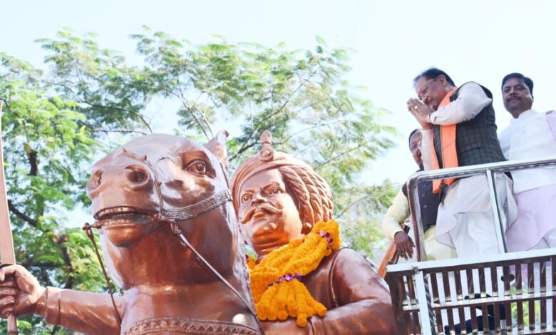 मुख्यमंत्री साय ने जयस्तंभ चौक में किया शहीद वीर नारायण सिंह के त्याग और संघर्ष का स्मरण