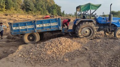 अवैध रेत उत्खनन पर सख्त कार्रवाई 5 ट्रैक्टर ट्रॉलियों को मौके पर किया गया जब्त