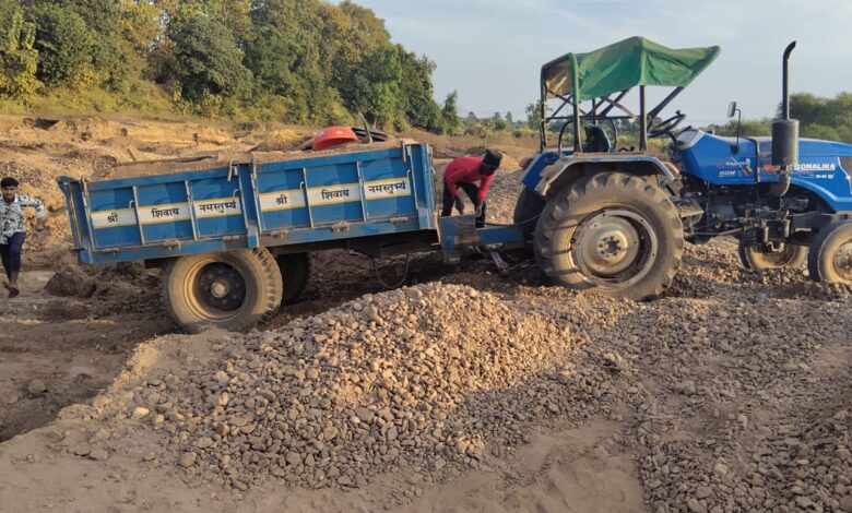 अवैध रेत उत्खनन पर सख्त कार्रवाई 5 ट्रैक्टर ट्रॉलियों को मौके पर किया गया जब्त