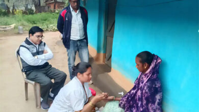मलेरिया मुक्त छत्तीसगढ़ अभियान में घर-घर पहुंचकर की जा रही मलेरिया की जांच