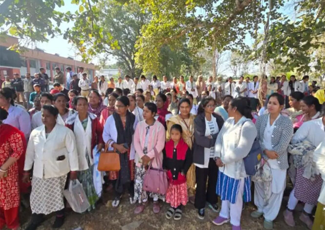 एनएचएम कर्मचारियों को नही मिला तीन महीने का वेतन, किया प्रदर्शन एनएचएम कर्मचारियों को नही मिला तीन महीने का वेतन, किया प्रदर्शन