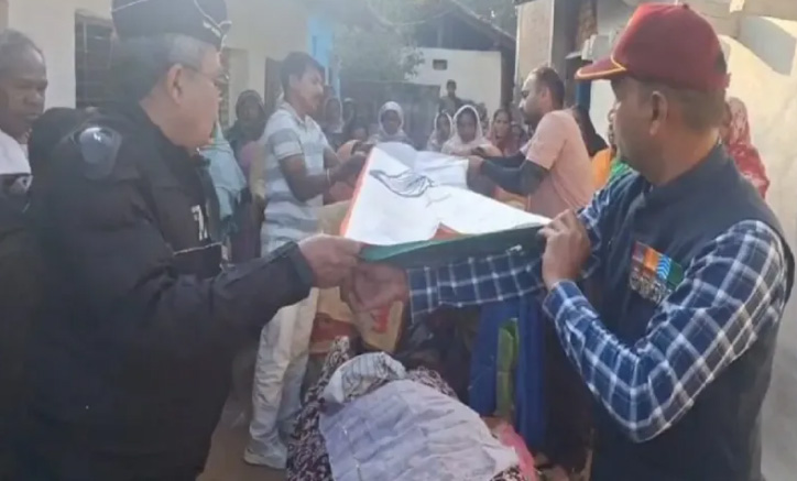 सेना के जवान की सड़क हादसे में दर्दनाक मौत, पूरे सम्मान के साथ दी गई अंतिम सलामी सेना के जवान की सड़क हादसे में दर्दनाक मौत, पूरे सम्मान के साथ दी गई अंतिम सलामी