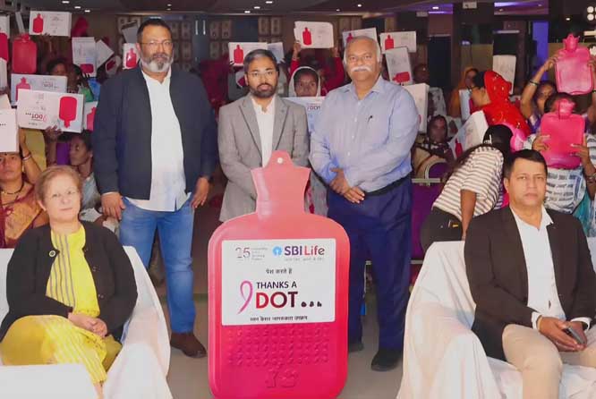 विशेषज्ञों ने महिलाओं को सेल्फ-ब्रेस्ट एग्जाम सिखाया, ब्रेस्ट कैंसर के बारे में बताया