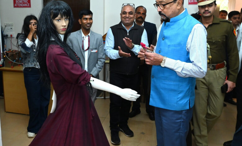 नवाचार केवल प्रयोगशालाओं, कक्षाओं तक सीमित नहीं रहना चाहिए, इसे समाज से जोडऩा होगा – डेका