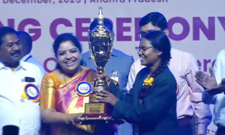 एकलव्य आदर्श आवासीय विद्यालय की छात्रा निहारिका नाग बनी राष्ट्रीय स्वर्ण पदक विजेता एकलव्य आदर्श आवासीय विद्यालय की छात्रा निहारिका नाग बनी राष्ट्रीय स्वर्ण पदक विजेता