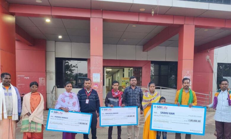 तीन परिवारों को मिला प्रधानमंत्री बीमा योजना का सहारा : बीमा राशि का किया गया भुगतान