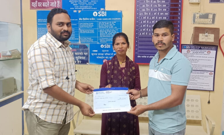 बिहान योजना से जुड़ी महिला समूह की सदस्य के परिवार को मिला प्रधानमंत्री जीवन ज्योति बीमा का लाभ