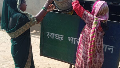 स्वच्छता दीदी द्वारा ग्रामीण क्षेत्रों में किया जा रहा है डोर टू डोर कचरा संग्रहण